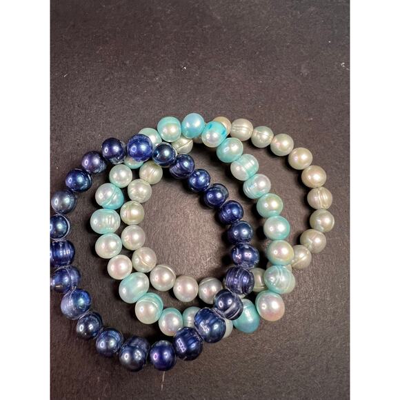 Set of three freshwater pearl shades of blue stretch bracelets - Picture 3 of 10